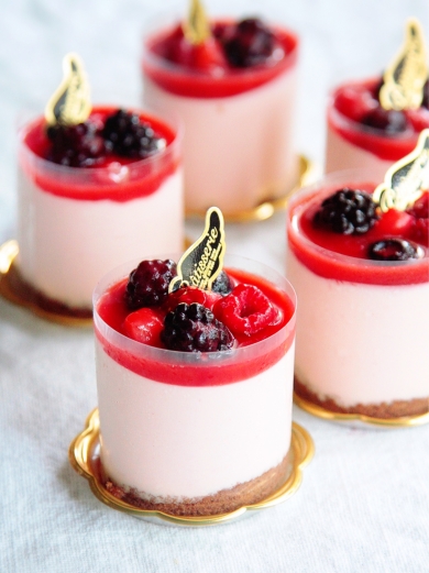 混ぜて冷やすだけ 練乳たっぷり！いちごとブルーベリーのレアチーズケーキの作り方。バレンタインにも