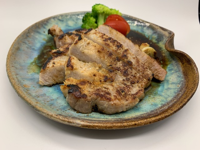 さくらポーク肩ロースブロック５００ｇ - 「さくらポーク」の松葉ピッグファーム：三重県いなべ市