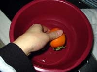 渋柿が焼酎で甘くなった！渋抜きした柿を食べてうれしかった～！ - 村内伸弘のブログが好き😍