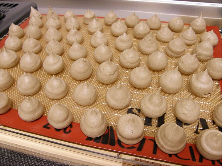 ムラングシャンティ・キャラメルサレ サクッと儚い食感のメレンゲに ほろ苦さとコクのキャラメルシャンティ、 仕上げにフルールドセルとクラックラン♪自画自賛だけどめっちゃ美味しいのできた🤩 個人的にちょっと塩が効いたお菓子って なんかそそられます