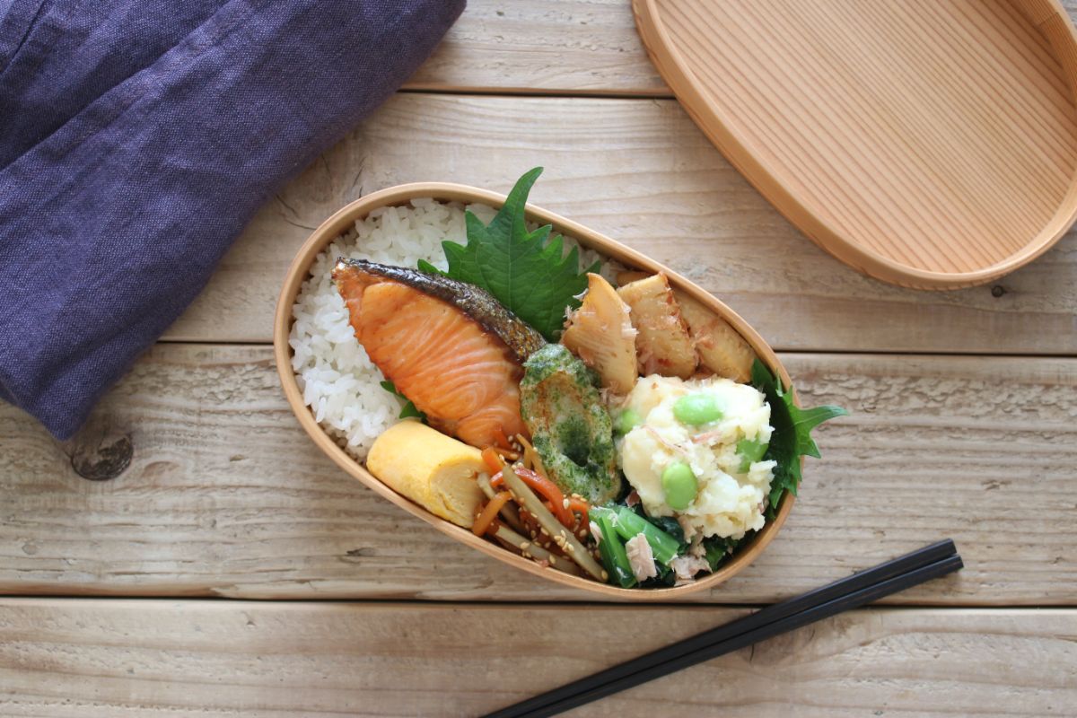 曲げわっぱに入っている鮭弁当を俯瞰で撮影の写真素材90310668- PIXTA