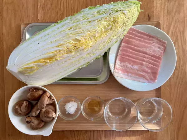 キノコで腸活✨しいたけレシピ▷▷▷ @aiku_5_diet 椎茸を大量GETしたので作り置きー！！ 難しい工程はないのでレシピは簡潔です🤣🙏 てか、椎茸はダイエットに良いの？？ ✳️余分な脂質や糖質の代謝をサポートする 「ビタミンB1」や「ビタミンB2」が豊富「ビタミン