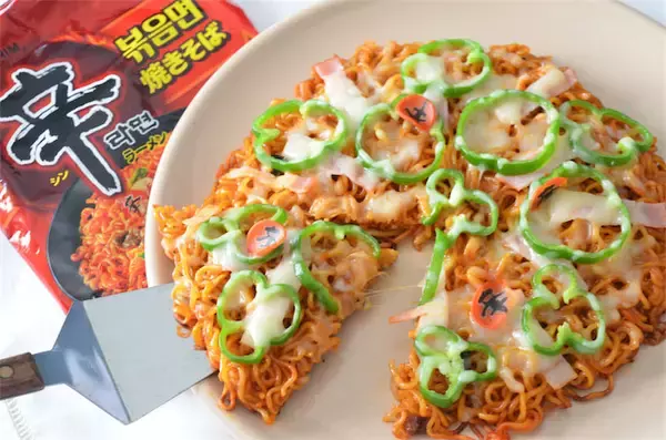 SNSで話題沸騰！辛ラーメン焼きそば×コーンチーズソースは中毒性爆発だったシイカの、ふしぎなごはん帖