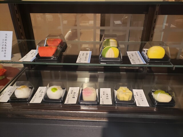 御菓子司 寳月堂お正月の上生菓子12月も半月が過ぎ、今年も残りわずかとなりました。 ホウゲツドウではお正月を彩る様々なお菓子をご用意しております。風景を切り取ったもの、辰年にちなんだもの、 寒牡丹や千両などの冬の植物、正月飾りなどを上生菓子でお作り