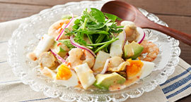 シーフードとレタスときゅうりのサラダ