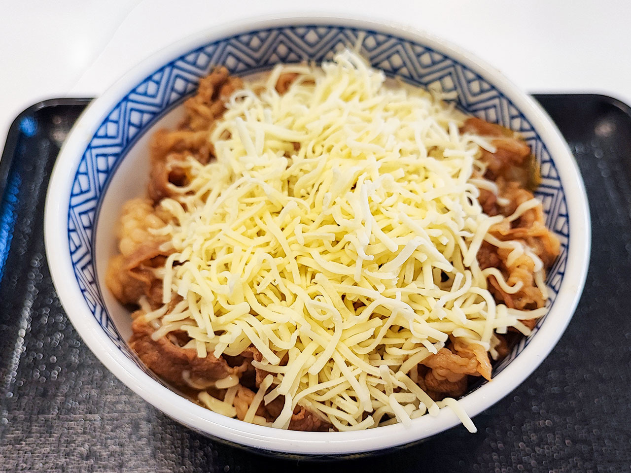 チー牛 大手牛丼チェーンのチーズ牛丼、4店舗食べくらべ。まず見た目から違ったｗこれぞ四者四様