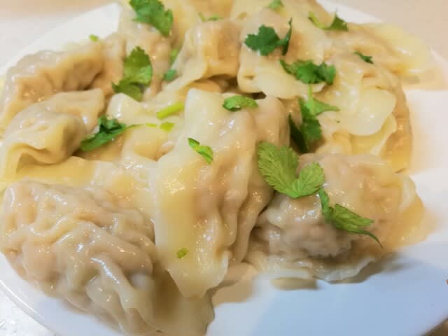 紫キャベツの水餃子、空芯菜炒め 水餃子、ウーウェンさんのレシピ本見ながらずっとやってみたかった皮から手作り。包んで茹でたらあんまり分からないけど、皮は丸くならないしくっつくし大変やった🫠要研究、、 味は美味しかったです。一応2人分のレシピ通りなんやけど