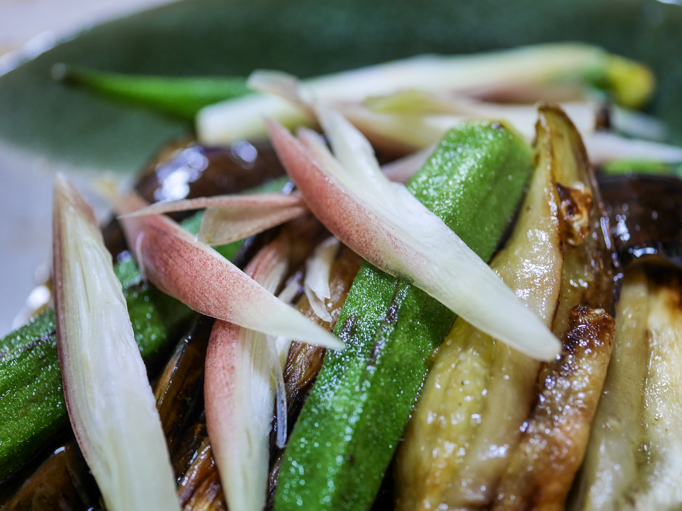 ✦ 夏野菜で焼き浸し☝️ ＼ 茄子🍆オクラの焼き浸し🥢夏野菜が沢山スーパーに並ぶ時期 旬の野菜は、身体に良い☝️ 今回は、茄子🍆オクラを 焼き浸しにしてみました👌 もちろんやみつき万能だし酢を使用して👌 しかも、簡単に💡 🔽材料 🔵茄子 🔵オクラ 🔵やみつき