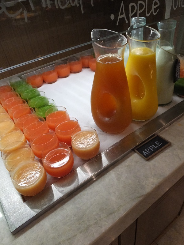 オープン1か月！東京ホテルの頂点！？フォーシーズンズ大手町 滞在記 ☆夜のロビー～PIGNETOでイタリアンディナー～プール～朝ごはん編』丸の内・大手町・八重洲 東京 の旅行記・ブログ by もみじさん フォートラベル