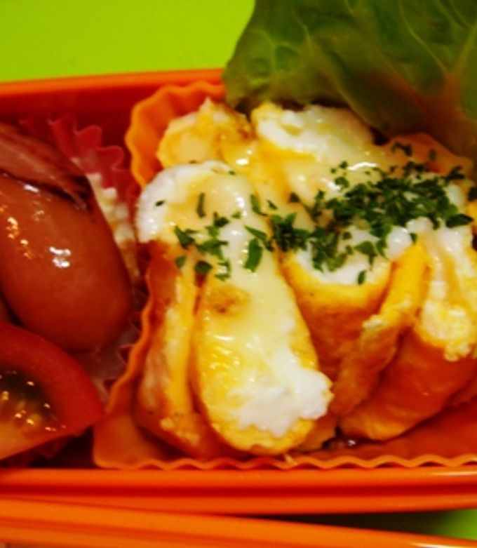 ❤︎ 26th Feb,2025 くもり時々あめ ୨୧ 今日のお弁当 チーズオムレツのせチキンライス、うさぎにんじん、バターポテト、スナップえんどう、ミニトマト・ ɢ०ᵒᒄ ʍᵒʳᐢⁱᐢᵍ.*・ﾟ 今日のお弁当は チキンライスの上に とろ〜りチーズ入りオムレツのせた オムライスのお