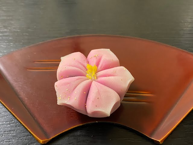 TAMOTAMOさんの初夏の花と和菓子レッスン1～紫陽花とグリーンで作る夏色リースと紫陽花の練り切り～コトラボオレンジページの体験型スタジオ