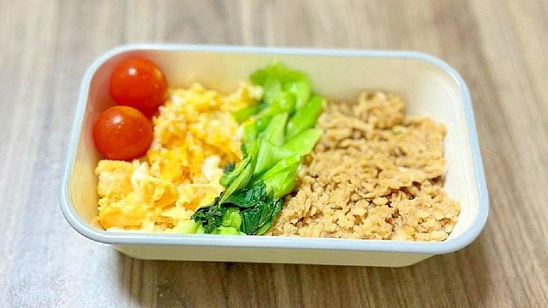 夜ご飯 📝 献立 ＊鶏そぼろ丼 ＊ゴーヤとコーンのツナのマヨ和え ＊小松菜のお浸し ＊大根お揚げ人参のお味噌汁 ＊梨と🍇クオリティの低さは置いておいて、 ピカチュウがんばりました🤣 力尽きて1つ作るのが限界で、 もう一つがめっちゃ雑になりました。※写真奥、注目