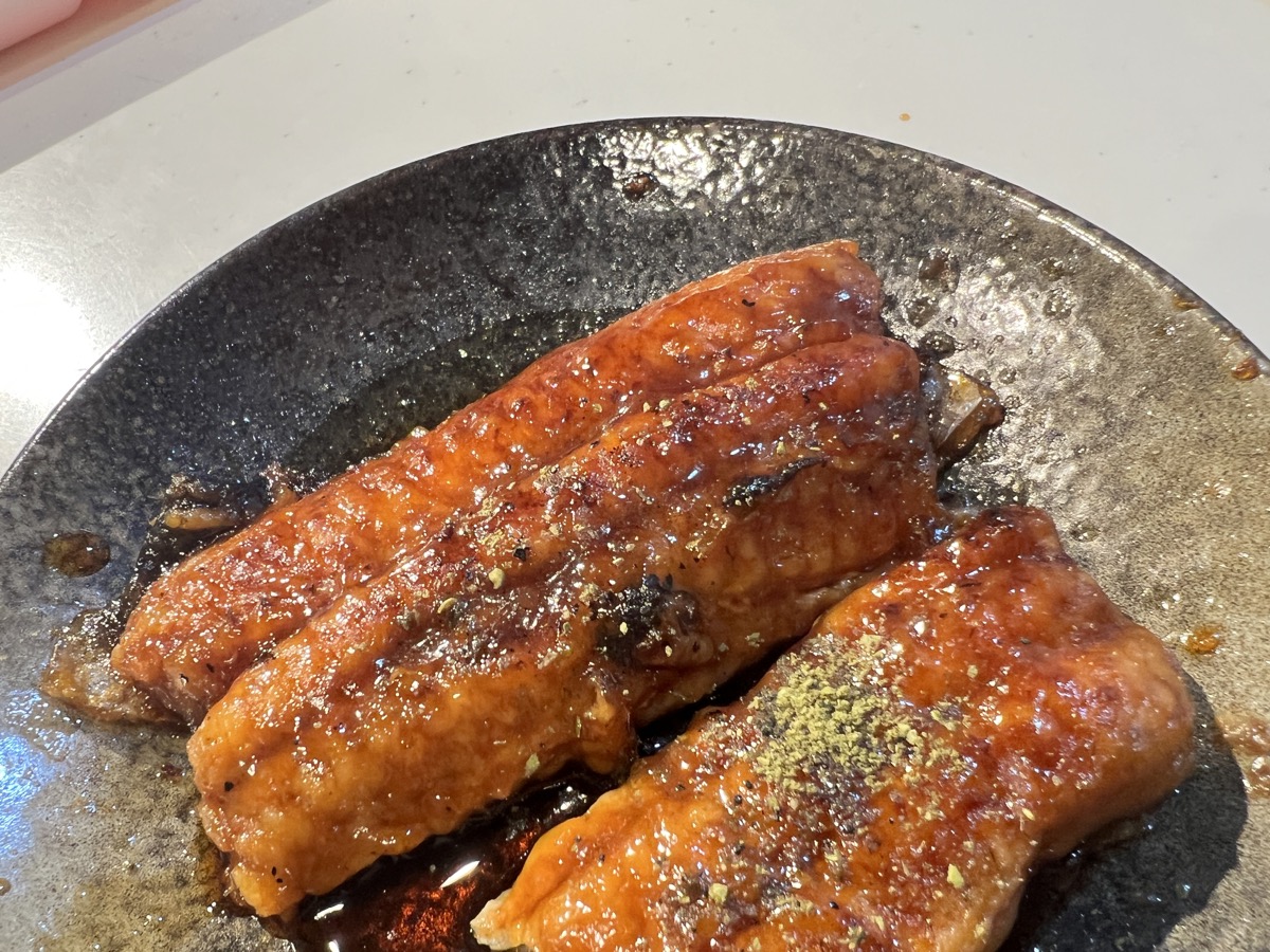 うなぎ好き調理師考案「安い中国産うなぎをウマくする方法」→ 洗う → 皮を剥がす → 油なしフライパンで焼くロケットニュース24