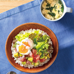 温泉卵がとろ〜ん！ 鶏肉とアボカドの甘辛丼