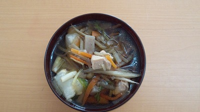 故郷で仙台雑煮をいただきました‼️, 宮城県仙台市の郷土料理です。焼きハゼを用いた雑煮で、ハゼ雑煮とも呼ばれ, 「ご当地お雑煮」ランキング2位‼️,焼きハゼ雑煮 宮城県 ,これ以上ない最高に上品なお出汁が五臓六腑に染み渡りりー。椀からはみ出すほどの大きな焼きハゼを乗せるのが特徴です。出汁も焼きハゼから取り、ハラコ イクラ 、仙台セリ、ひき菜などが使用されます。,仙台雑煮 宮城県グルメ