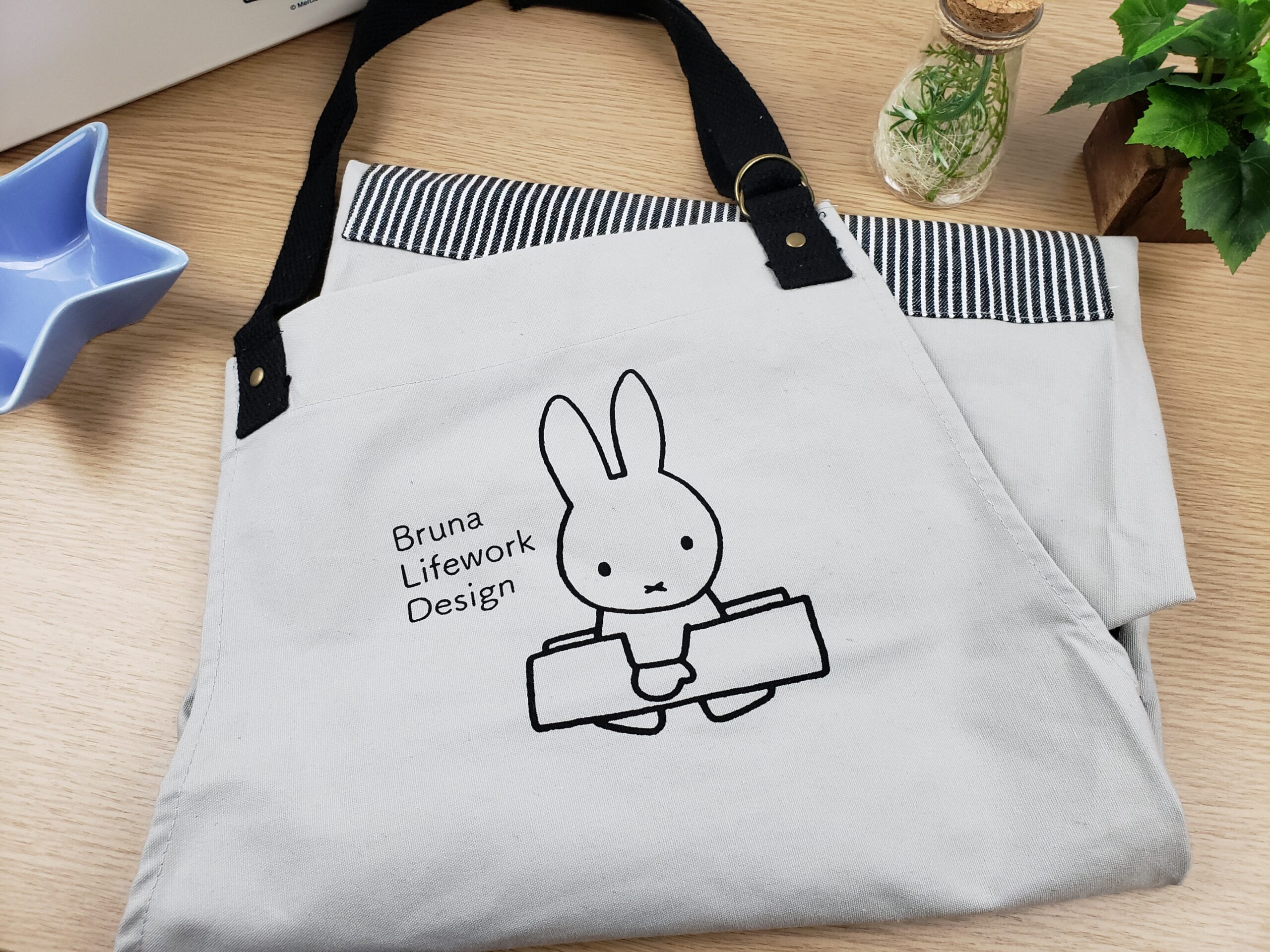 ダイソーで買えるエプロンの実力を検証、水や汚れに強いのはどれ？ 100均 @DIME アットダイム