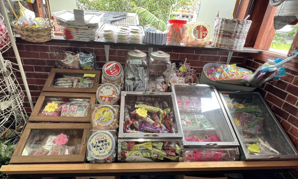 パパ・ママには懐かしい昭和レトロな駄菓子屋！ 『駄菓子屋コーナー』EDIONなんば本店