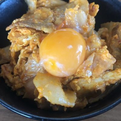 手軽にガッツリ！ 豚肉とキムチの卵とじ丼