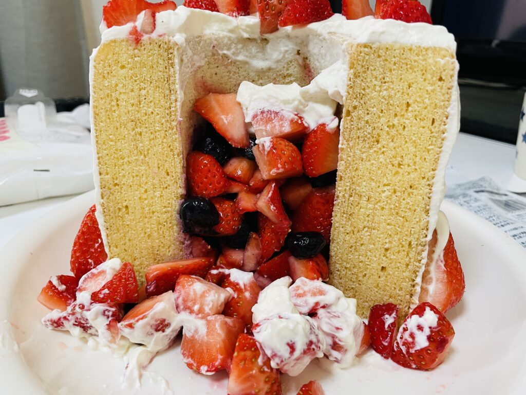 シフォンケーキで簡単！ ピニャータケーキの作り方お菓子・パン材料・ラッピングの通販 cotta＊コッタ