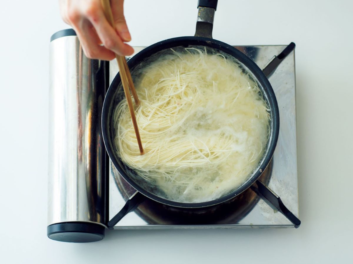 長谷川あかりのご自愛ごはん vol.2 おいしく食べて風邪予防！「ニラとしらすのあんかけオムレツ」＠BAILA