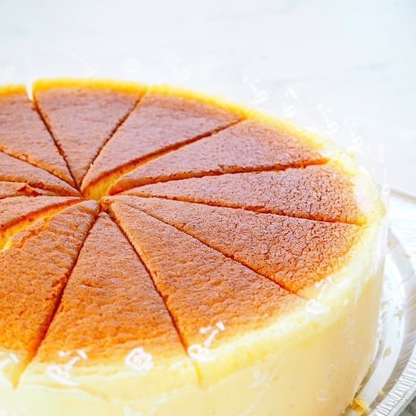 12月5日月曜、夜10時からEテレ「グレーテルのかまど」高山なおみさんのいちごのチーズケーキ 。「本と体」齋藤陽道さんとの対談のとき、つくってくださった高山さんの思い出のケーキ 。かわいくて、なつかしくて、さっぱりとおいしい。オンエアが楽しみ、みなさまぜひ