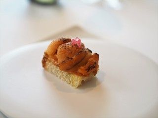 柏木 - 今月は白海老とウニ、お出汁のジュレ 。イタリア料理柏木イタリアン柏木神戸三宮イタリアンイタリア料理レストランアミューズ前菜アンティパストパスタリゾットプリモピアットメインセコンドピアット魚料理肉料理ドルチェ