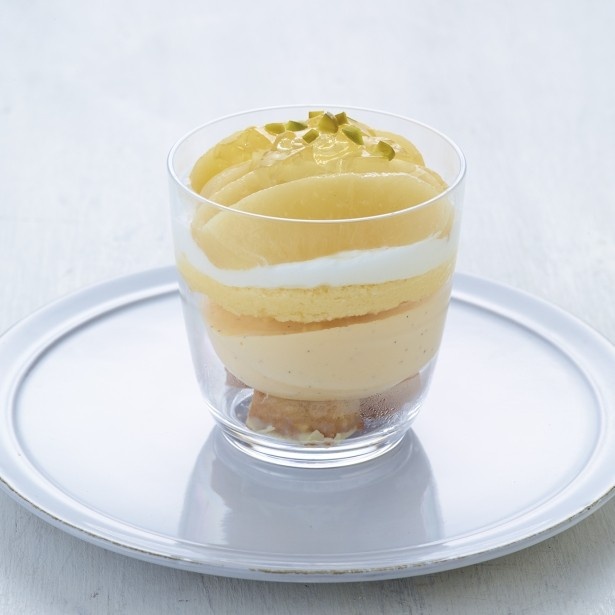 グランド ハイアット 東京、夏フルーツ＆食べられる花の涼しげグラススイーツ「ベリーヌ」 - ファッションプレス