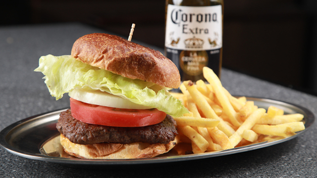 横須賀市 どぶ板通り食べ歩きグルメ☆海軍に因んだ揚げたてカレーパン！フォークデュオのコラボから誕生 うみのとなり- エキスパート -Yahoo!ニュース