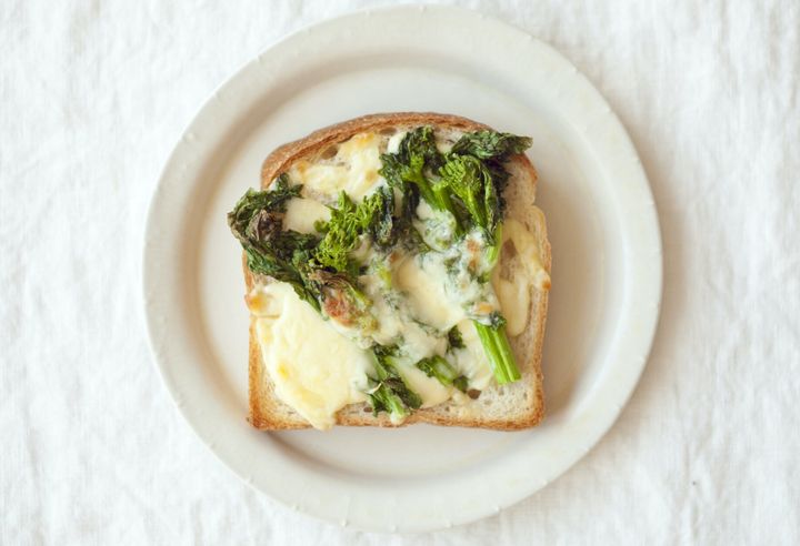 片手でパクっ。巻き巻きカルボナーラスティックパン