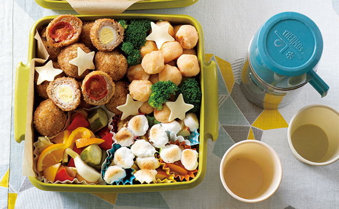 幼稚園お弁当記録𓎩𓌈 今日は夏でも安心して持たせられる サンドイッチ弁当を作ってみました𖠋ˊ˗マヨネーズ・チーズ不使用！ ＼糖度の高い物は腐りにくいので ジャムサンドと 卵にも砂糖を混ぜてしっかりと 焼いています *´꒳`*人参は塩コショウで少し味をつけて