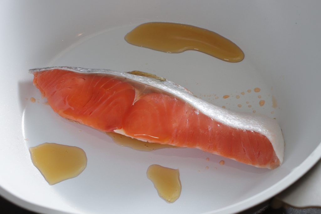 鮭レタスチャーハンのレシピ 作り方：白ごはん.com