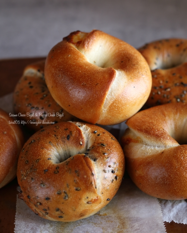 オーバーナイト丸パン 6個一晩寝かせた生地でシンプルな丸パンを焼きました😊✨ 長時間発酵させるためにイーストの量はいつもよりも少なめですっ😊💕流れとしては 1次発酵 30度50～60分↓ 冷蔵庫発酵 8～24時間↓ 復温 30度40～50分※生地温度が15度前後になる