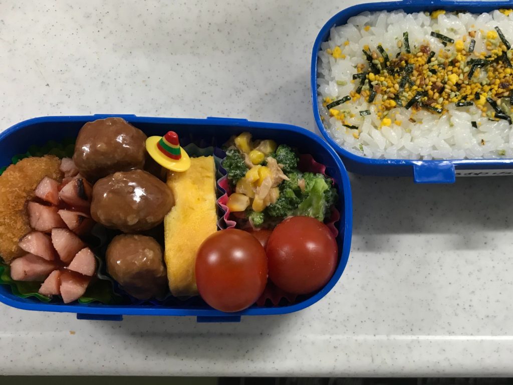 2021.08.24ミートボールオムライスみんな大好き⁉️イシイのおべんとクンミートボールを使ったアレンジレシピ🧆✨ 前回のミートボールレシピに続いてこちらも簡単‼️味付けほぼ不要でチャチャっと作れます🍳 ⚠️ミートボールを投入する時は、ソースも余す事なく