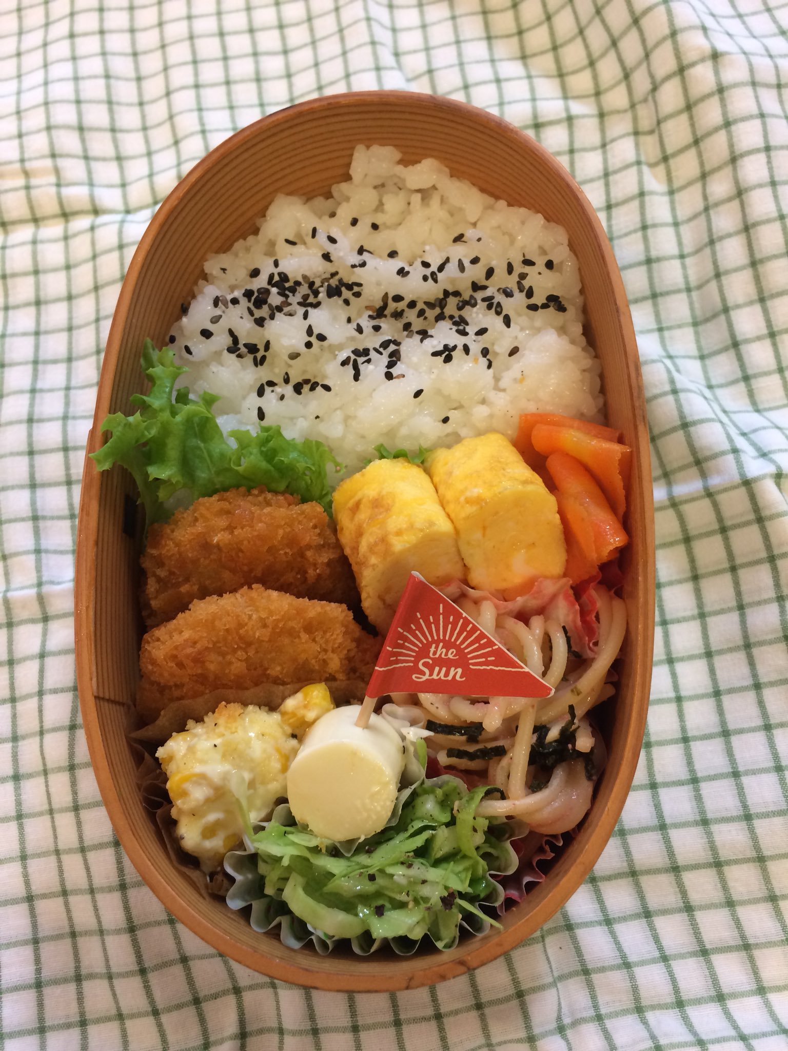 キャンディチーズのフィルムに色つきイラストを描くのもいいかも？それにしても豪華なお弁当です✨✨✨ ღ✪ｖ✪