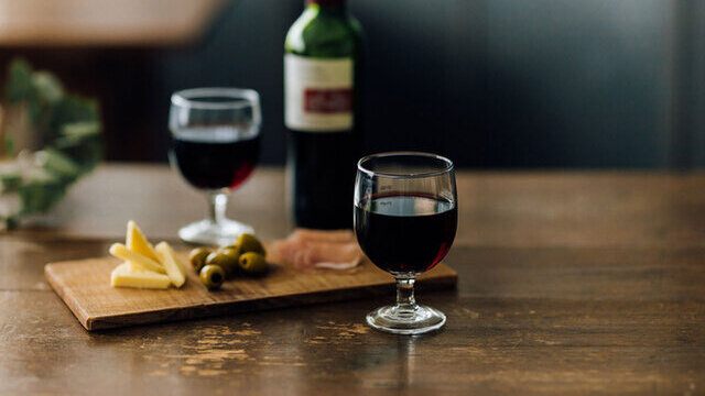 ワインといえば赤と、白と、ロゼと- 右手にはワインを、左手にはビールを