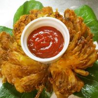 ズッキーニのお花の米粉フリット🌼 素揚げしたバジル、フェンネルとマロウのお花を添えて🍃 はぁ〜植物の美しさたるや♡ そのままでも美しいけど少しお化粧をしてあげて🧚 自然と人との調和な一皿 .ズッキーニの花ズッキーニの花のフリットバジル料理マロウ