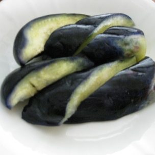 簡単ナス漬け 浅漬けの素：1000ml 焼きミョウバン：6g 合わせた直後は分離していますが、少し置くと溶け、翌日には透明が戻ります。 ジップ袋にナス 、鉄玉 または鉄釘など 、浅漬けの素規定量のミョウバン液を入れ、空気を抜いて冷蔵庫で5〜7日程で綺麗なナスの漬物が