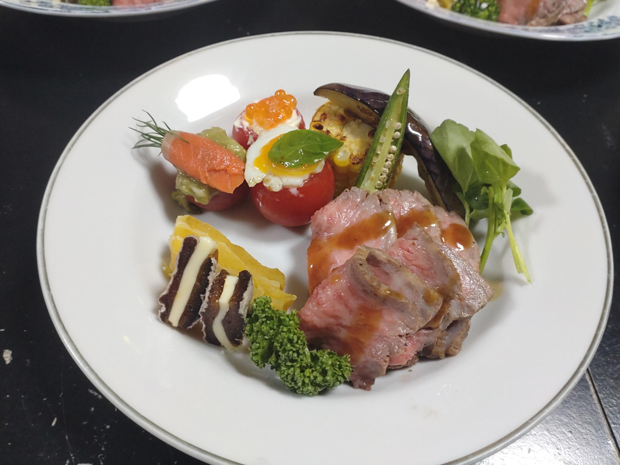 テーブルの上の食べ物の皿クリスマスのワンプレート料理の写真・画像素材-Snapmart スナップマート