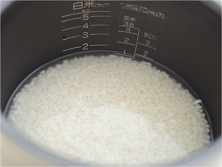 意外と知らないかも？と思いまして お米加工している者からの豆知識です😊 ちなみにお餅だと もち米1升 10合 で約2.2キロのお餅になります 丸餅40〜45個くらいできますよ逆算するとどのくらいのお米が必要かわかります✌️