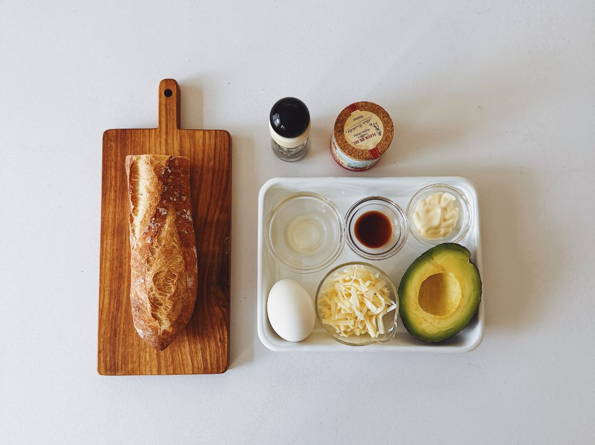 卵とにんじんとアボカドとハムのわんぱくサンドで朝ごはん-山本ゆり連載フーディストノート