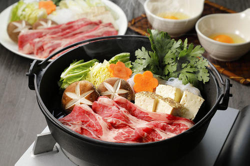 スピードすき焼きの献立 副菜：にんじんときゅうりのサラダ、汁物 ：「具たっぷり味噌汁」小松菜とねぎ 献立・メニュー 味の素パーク たべる楽しさを、もっと