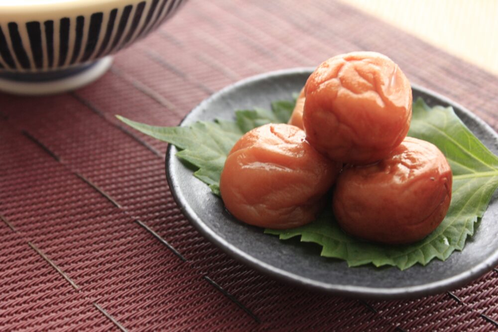 毎日食べても飽きない！」ササッと混ぜるだけの“おにぎり”レシピ10選クラシル