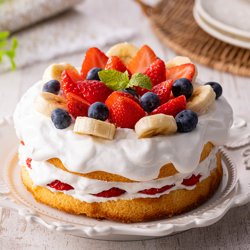 フルーツを切ってはるだけ！簡単デコレーション「水玉ケーキ」がポップでかわいいおうちごはん