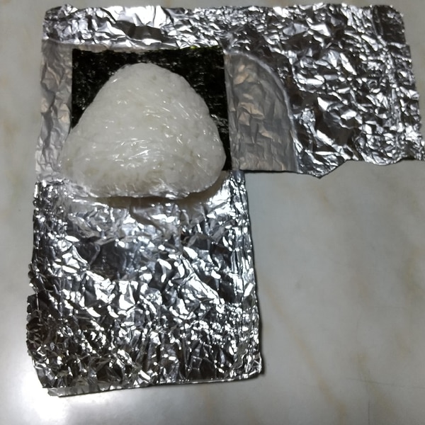 Amazon東洋アルミ おにぎりホイル 20cm×4.6m さんかく柄 日本製 アルミと吸湿紙でおいしさキープ 2層構造でべちゃつかない おにぎり美味しくS1753弁当デコレーション用品 オンライン通販