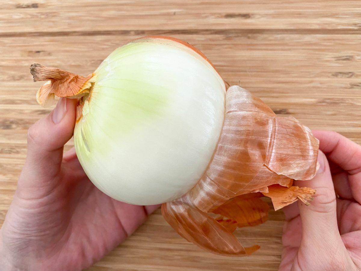 玉ねぎの剥き方！基本の皮むき