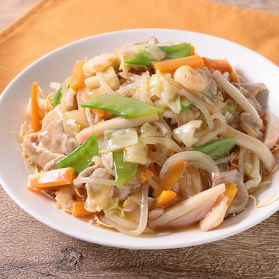 皿うどんならヒガシフーズ 今日は皿うどんの揚げ麺を使ったサラダをご紹介😊 ザクザクの揚げ麺で作るからボリューム満天🌟 好きな野菜で作ってみてね😉サラダ揚げ麺レタスブロッコリー