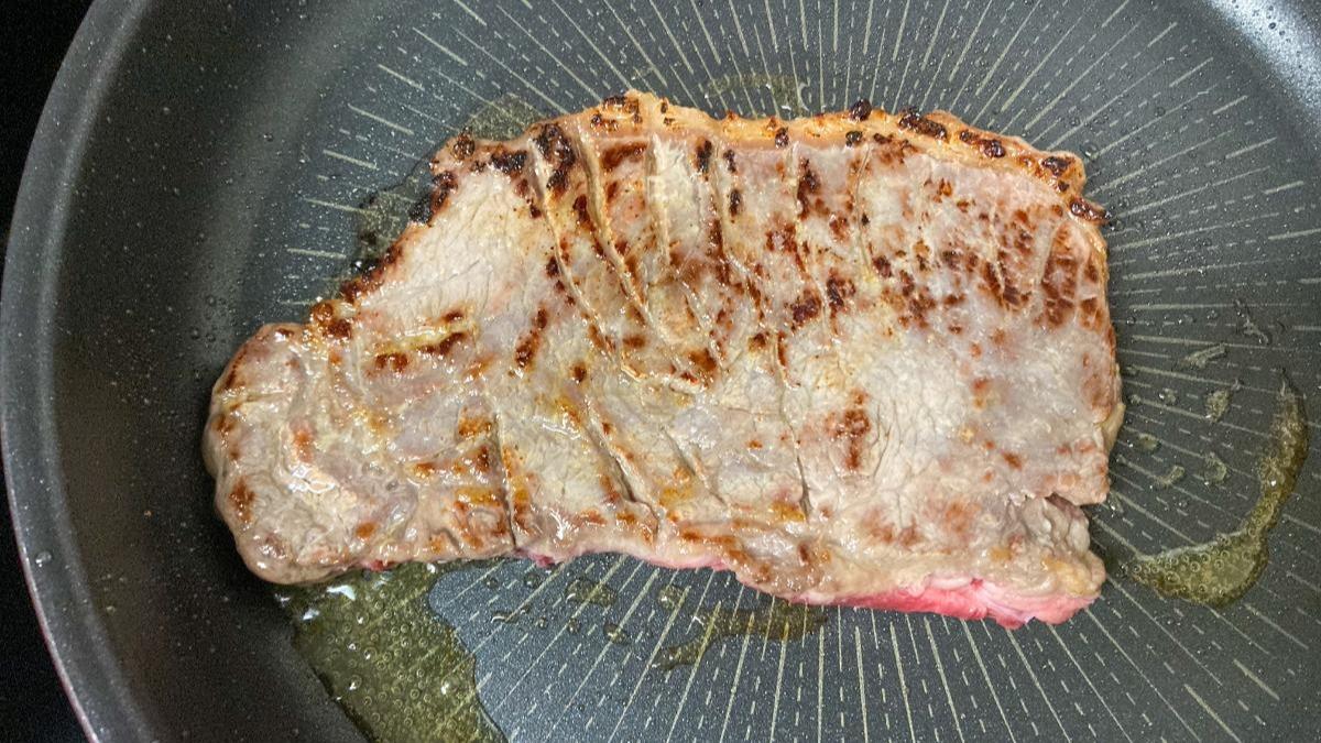 カレー用の牛肉でサイコロステーキにした日の子供も喜ぶオニオンソース