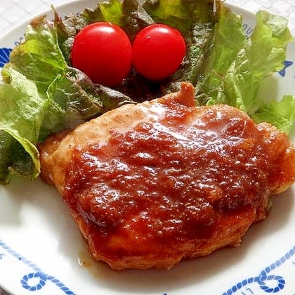 しっとりやわらか♩たっぷり玉ねぎのトンテキ2人分⏰10分Nadia ID：494094豚ロース厚切り肉2枚 玉ねぎ1個半塩・こしょう少々 薄力粉大さじ1 にんにく1片 A 醤油麹大さじ1と1 2同量の醤油で代用可A 中濃ソース・ケチャップ 各大さじ1 A 酒・みりん各大さじ1 サラダ油大さじ1 粗挽き黒胡椒お好みで ．