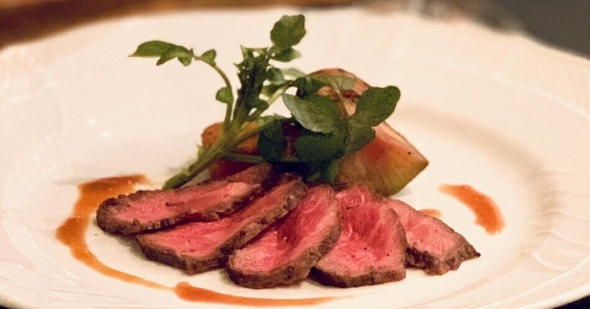 一皿を華やかに！ローストビーフをバラの花の形に巻く盛り付け方