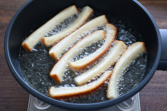 パンの耳でフレンチトースト